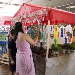 Visitantes percorrem a exposição da Mostra Cultural