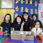 Alunos posam ao lado dos trabalhos que apresentaram na Mostra Cultural