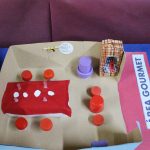 Trabalhos e objetos produzidos pelos alunos, expostos na Mostra Cultural
