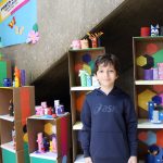 Alunos posam ao lado dos trabalhos que apresentaram na Mostra Cultural