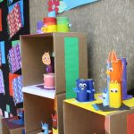 Trabalhos e objetos produzidos pelos alunos, expostos na Mostra Cultural
