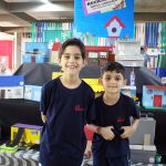 Alunos posam ao lado dos trabalhos que apresentaram na Mostra Cultural