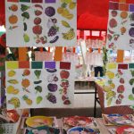 Trabalhos e objetos produzidos pelos alunos, expostos na Mostra Cultural