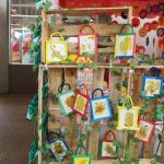 Trabalhos e objetos produzidos pelos alunos, expostos na Mostra Cultural