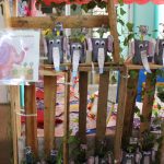 Trabalhos e objetos produzidos pelos alunos, expostos na Mostra Cultural