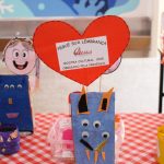 Trabalhos e objetos produzidos pelos alunos, expostos na Mostra Cultural