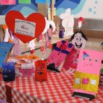 Trabalhos e objetos produzidos pelos alunos, expostos na Mostra Cultural