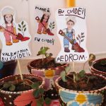 Painel com trabalhos de alunos exposto na Mostra Cultural