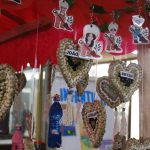 Trabalhos e objetos produzidos pelos alunos, expostos na Mostra Cultural
