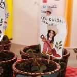 Trabalhos e objetos produzidos pelos alunos, expostos na Mostra Cultural