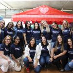 Alunos posam ao lado dos trabalhos que apresentaram na Mostra Cultural