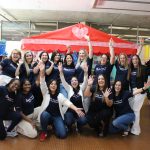 Equipe do colégio reunida e comemorando na Mostra Cultural