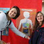 Educadoras do colégio no estande da Mostra Cultural