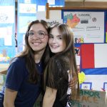 Alunos posam ao lado dos trabalhos que apresentaram na Mostra Cultural