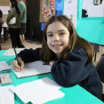 Alunos posam ao lado dos trabalhos que apresentaram na Mostra Cultural