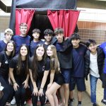 Alunos posam ao lado dos trabalhos que apresentaram na Mostra Cultural