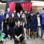 Alunos posam ao lado dos trabalhos que apresentaram na Mostra Cultural