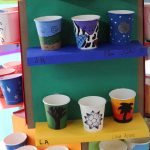 Trabalhos e objetos produzidos pelos alunos, expostos na Mostra Cultural
