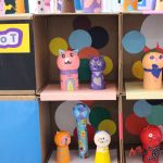 Trabalhos e objetos produzidos pelos alunos, expostos na Mostra Cultural