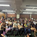 Pais e famílias reunidos no auditório do colégio durante a 1ª Reunião de Pais de 2026