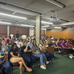 Pais e famílias reunidos no auditório do colégio durante a 1ª Reunião de Pais de 2026