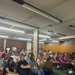 Pais e famílias reunidos no auditório do colégio durante a 1ª Reunião de Pais de 2026