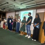 Professores perfilados no auditório, sendo apresentados às famílias na 1ª Reunião de Pais