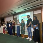 Professores perfilados no auditório, sendo apresentados às famílias na 1ª Reunião de Pais
