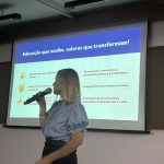 Apresentação do Projeto Pedagógico, com o slide "Educação que acolhe, valores que transformam", na 1ª Reunião de Pais