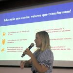 Apresentação do Projeto Pedagógico, com o slide "Educação que acolhe, valores que transformam", na 1ª Reunião de Pais
