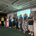 Professores perfilados no auditório, sendo apresentados às famílias na 1ª Reunião de Pais