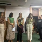 Professores perfilados no auditório, sendo apresentados às famílias na 1ª Reunião de Pais