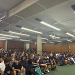 Vista do auditório com famílias e equipe do colégio durante a 1ª Reunião de Pais