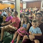 Pais e famílias reunidos no auditório do colégio durante a 1ª Reunião de Pais de 2026