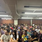 Pais e famílias reunidos no auditório do colégio durante a 1ª Reunião de Pais de 2026