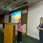 Apresentação com projeção de slides no auditório durante a 1ª Reunião de Pais