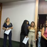 Professores perfilados no auditório, sendo apresentados às famílias na 1ª Reunião de Pais