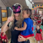 Educadora acompanha crianças fantasiadas no Carnaval do Coração