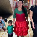 Educadora acompanha crianças fantasiadas no Carnaval do Coração