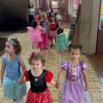 Crianças fantasiadas desfilam pelo corredor do colégio no Carnaval do Coração