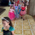 Crianças fantasiadas desfilam pelo corredor do colégio no Carnaval do Coração