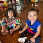 Crianças da Educação Infantil fantasiadas durante o Carnaval do Coração