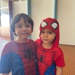 Crianças da Educação Infantil fantasiadas durante o Carnaval do Coração