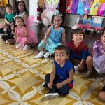 Crianças da Educação Infantil fantasiadas durante o Carnaval do Coração