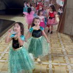 Crianças da Educação Infantil fantasiadas durante o Carnaval do Coração