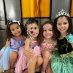 Crianças da Educação Infantil fantasiadas durante o Carnaval do Coração