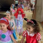 Crianças fantasiadas desfilam pelo corredor do colégio no Carnaval do Coração