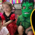 Crianças da Educação Infantil fantasiadas durante o Carnaval do Coração