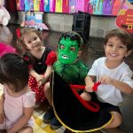 Crianças da Educação Infantil fantasiadas durante o Carnaval do Coração