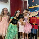 Crianças da Educação Infantil fantasiadas durante o Carnaval do Coração